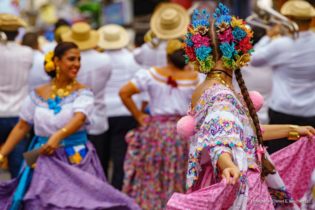 Desfile de las Mil Polleras - Pollera Panameña