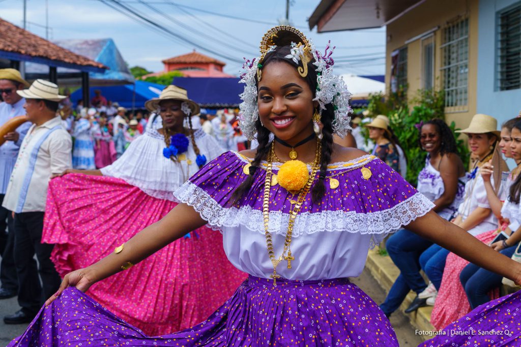 Desfile de las Mil Polleras - Pollera Panameña