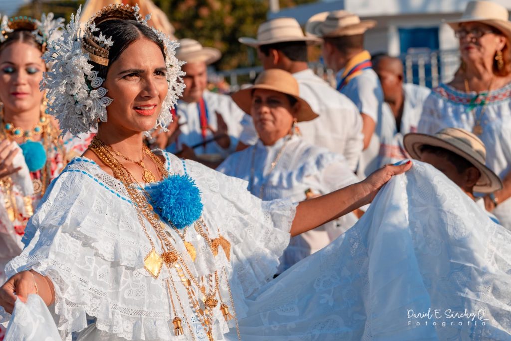 Pollera de gala blanca - Desfile de las Mil Polleras - Enero de 2016 - Pollera Panameña