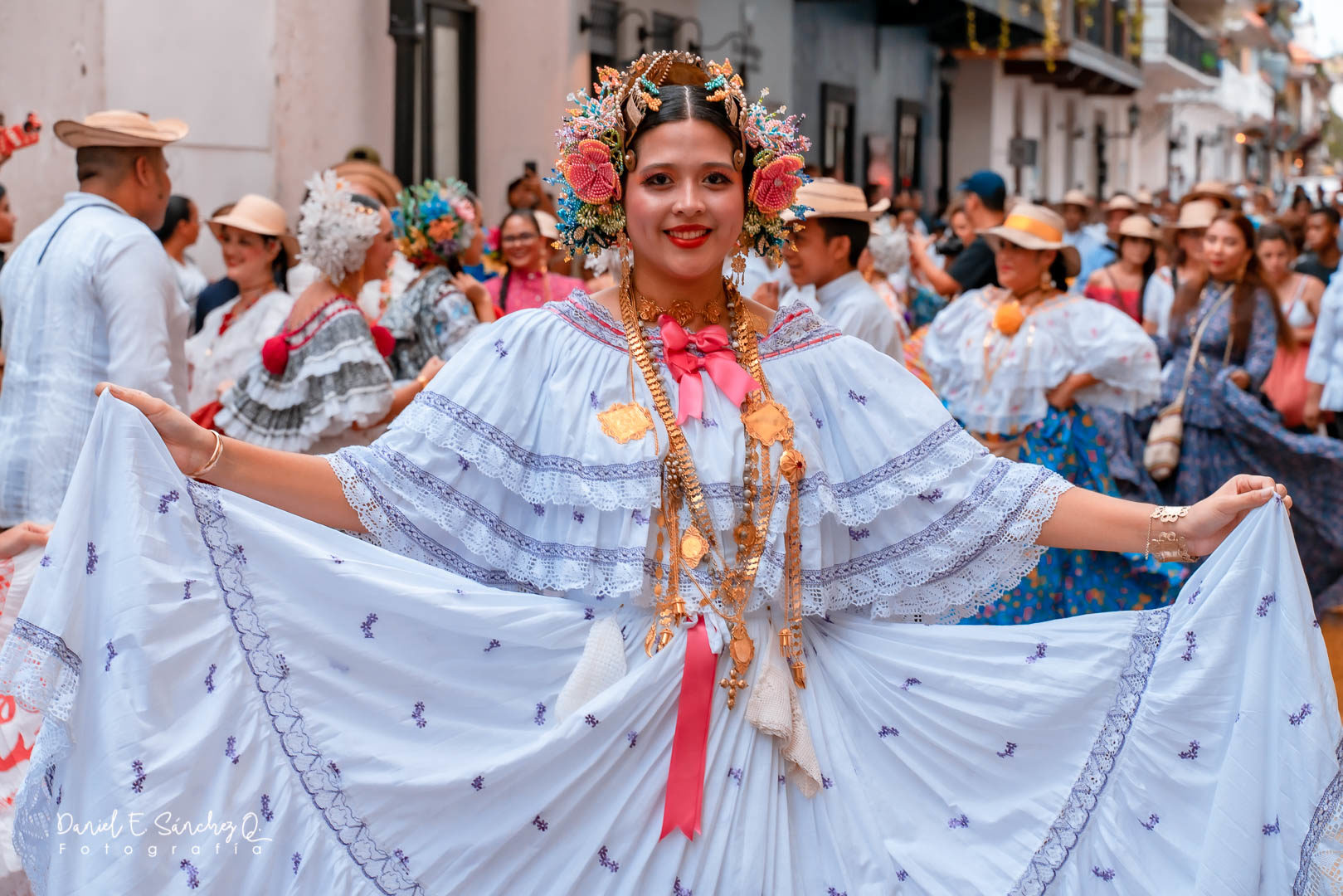 Desfile de indumentarias típicas – Pollera de coquito - Pollera Panameña