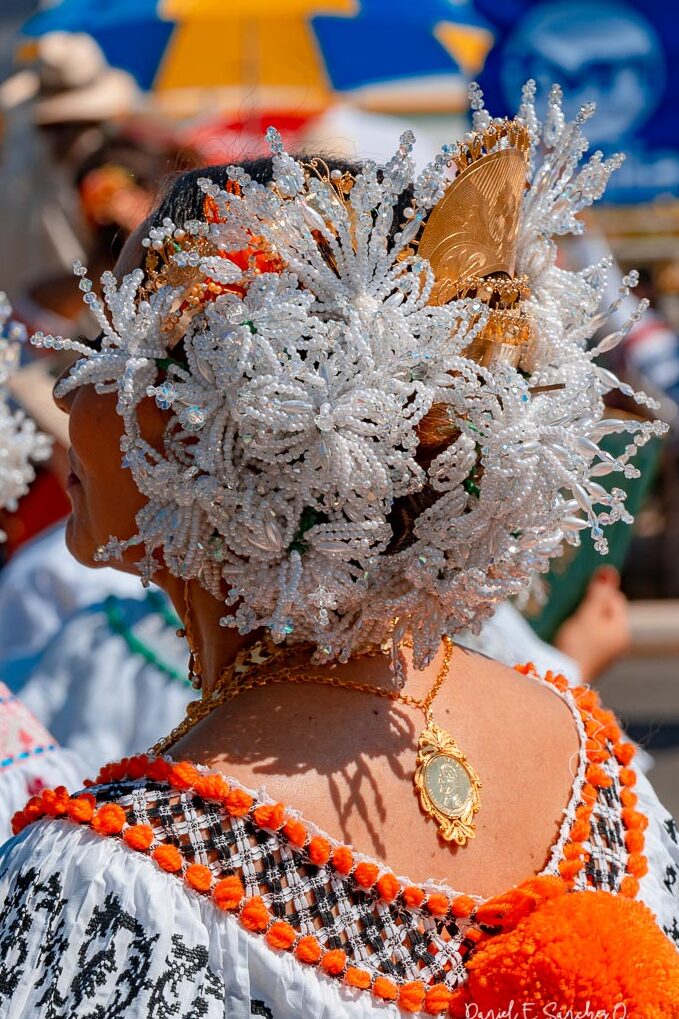 Tembleques blancos - Desfile de las Mil Polleras - Enero de 2016 - Pollera Panameña