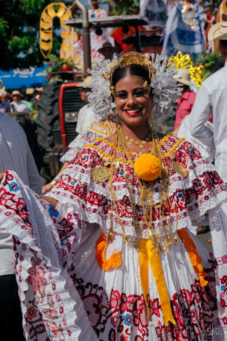 La Pollera De Gala Sante A En El Desfile De Las Mil Polleras Lacabanga