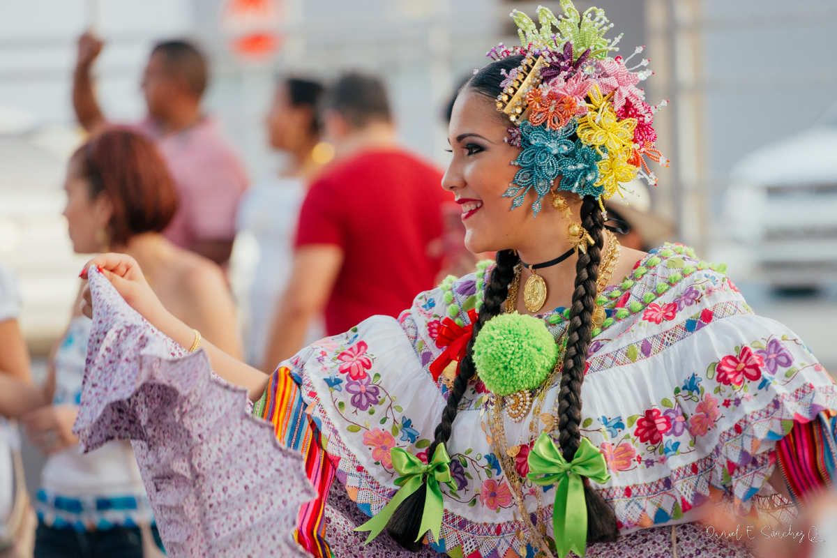 Valeria Alejandra con pollera montuna santeña el Desfile de las Mil Polleras