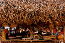 Rancho de venta de productos en la Feria de la Naranja en Churuquita