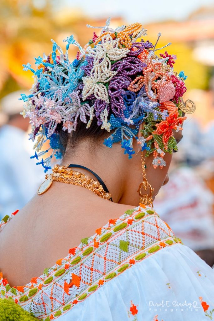 Tembleques de colores - Desfile de las Mil Polleras - Enero de 2014 - Pollera Panameña
