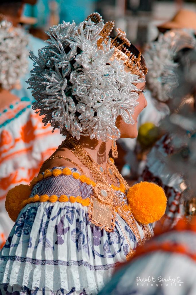 Tembleques blancos - Desfile de las Mil Polleras - Enero de 2014 - Pollera Panameña