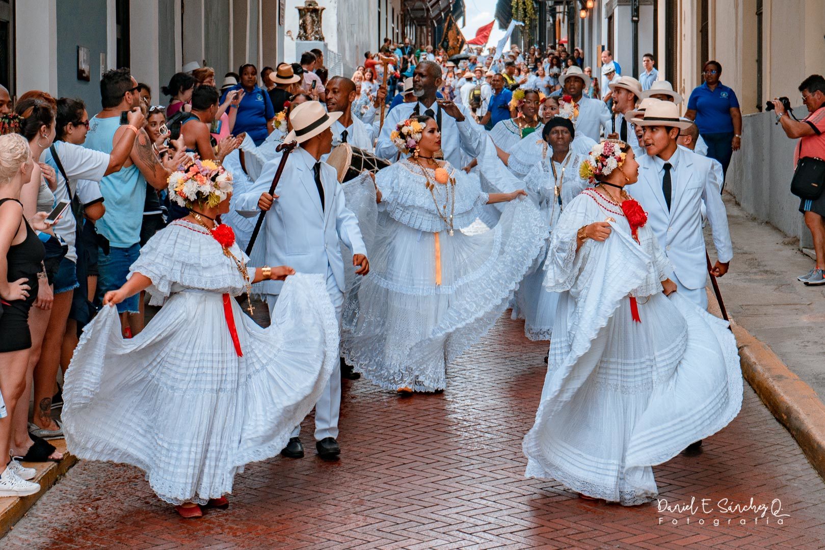Desfile folclórico en el Casco Antiguo