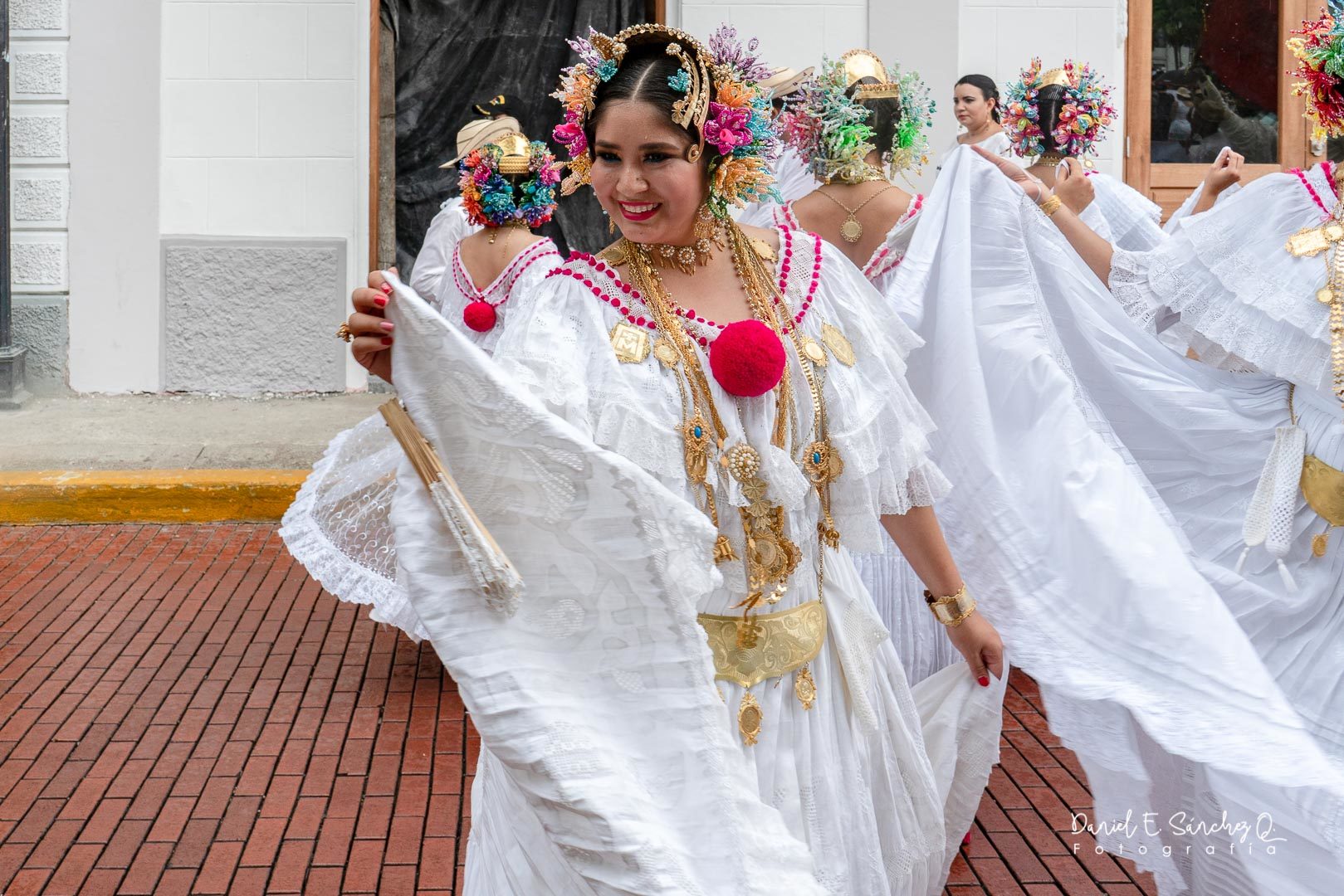 Pollera blancas en desfile folclórico en el Casco Antiguo