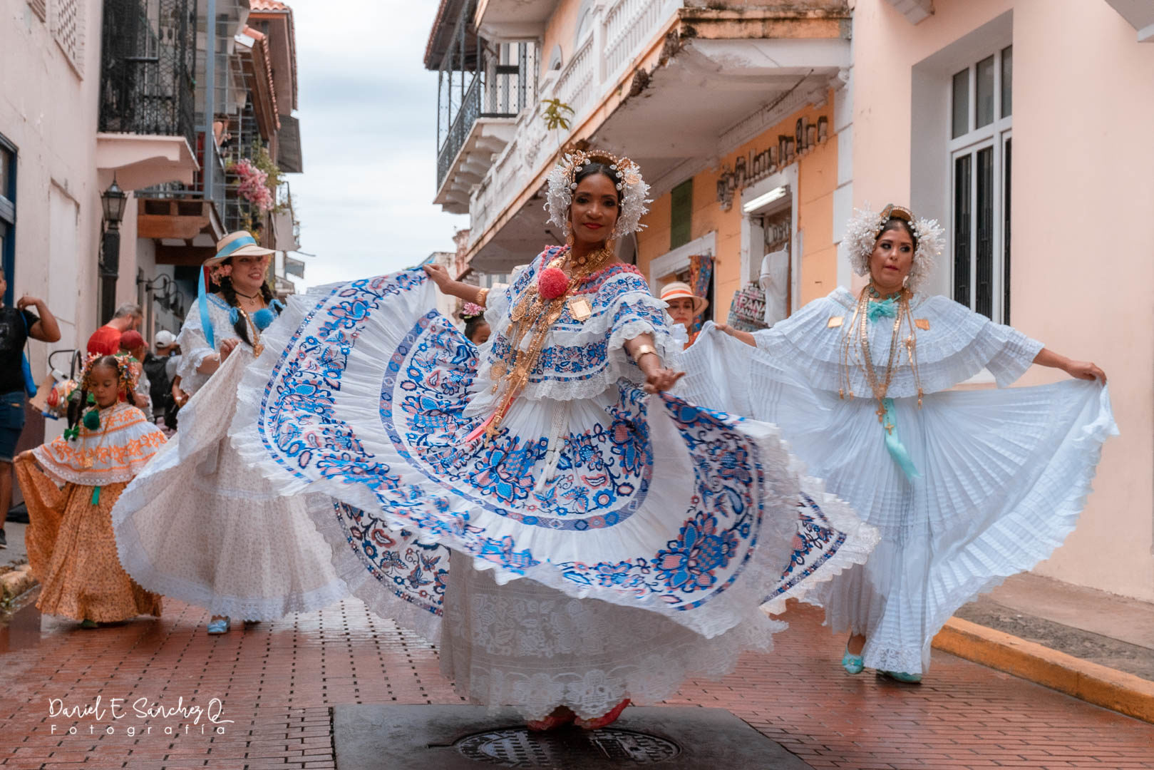 Desfile de indumentarias típicas – Pollera de gala - Pollera Panameña