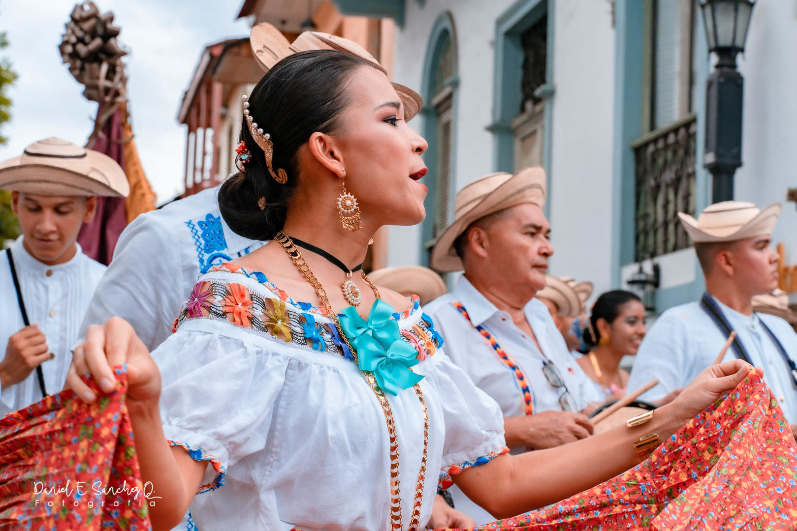 Desfile de indumentarias típicas – Pollera montuna con lazo - Pollera Panameña