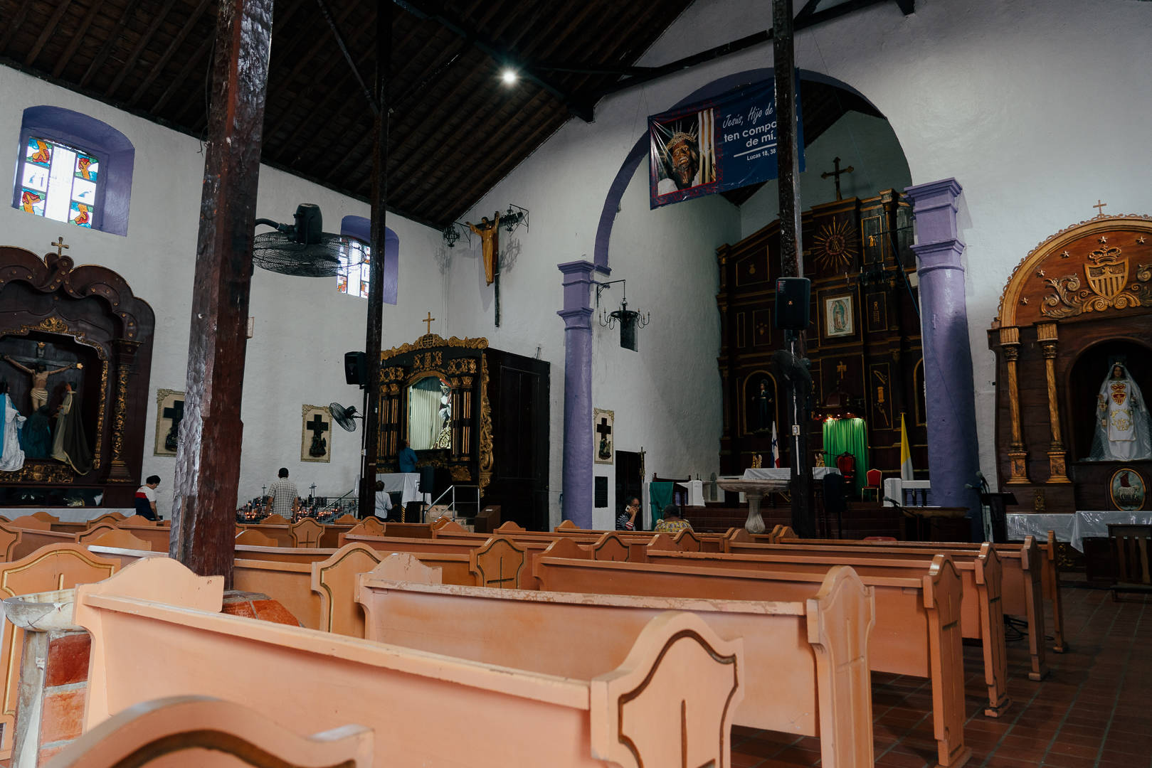 Bancas y retablos menores de la Iglesia de San Felipe Portobelo