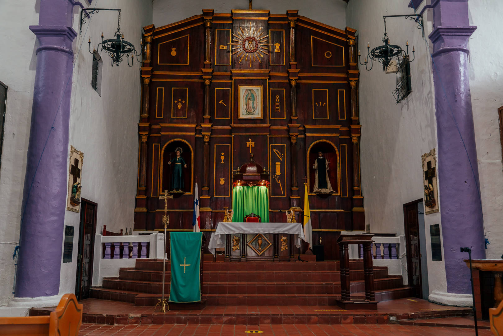 Altar y retablo de la Iglesia San Felipe de Portobelo