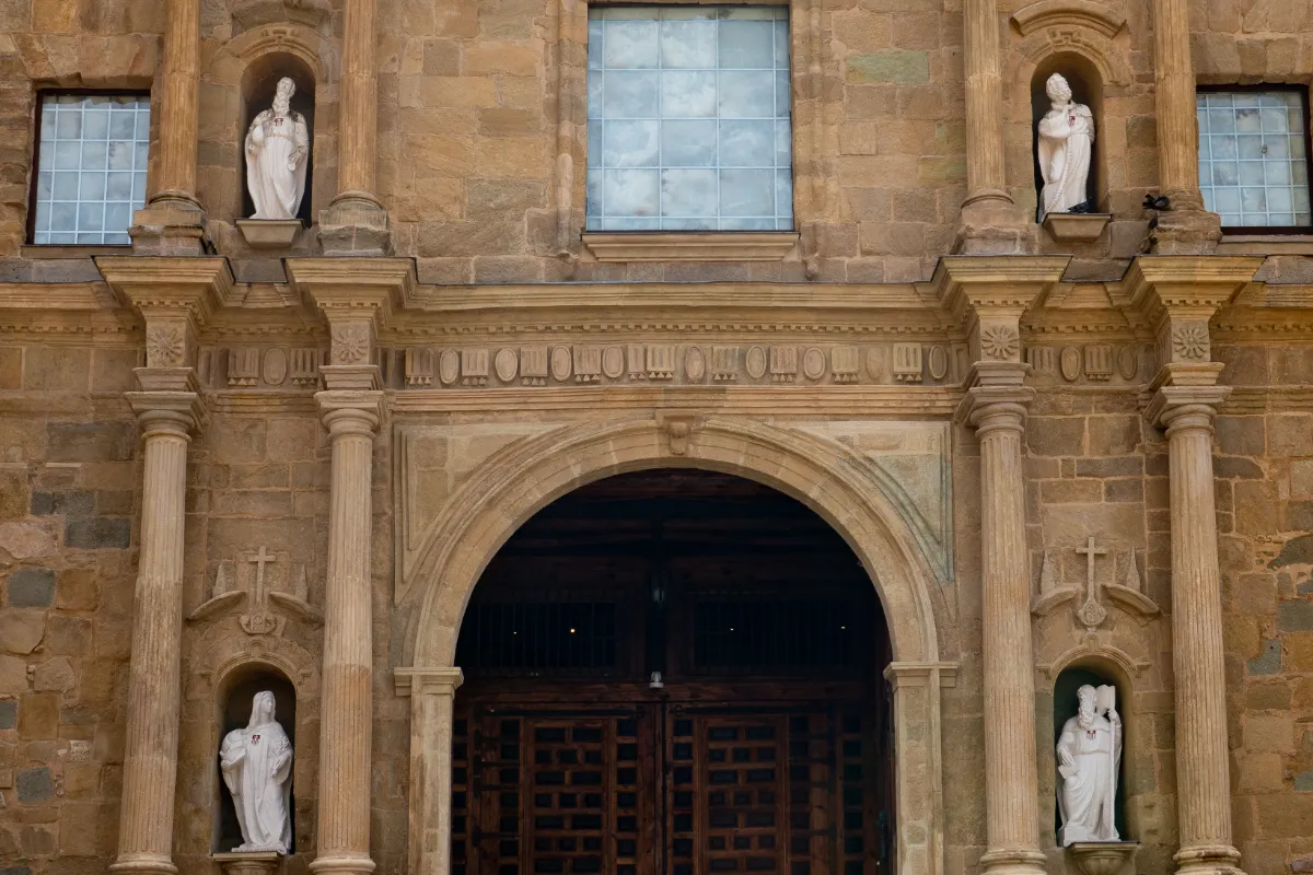 Detalles de la fachada de la Iglesia de la Merced